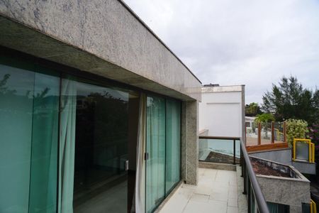 Apartamento à venda com 397m², 4 quartos e 2 vagas Apartamento à venda com 397m², 4 quartos e 2 vagasVaranda