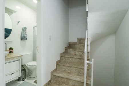 Casa de condomínio à venda com 155m², 3 quartos e 2 vagasEscada
