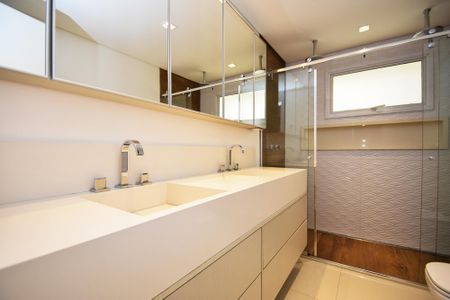 Apartamento à venda com 250m², 3 quartos e 2 vagasbanheiro