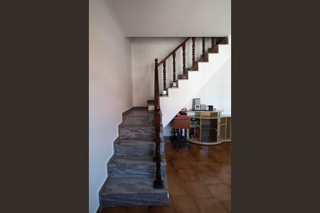 Casa para alugar com 94m², 3 quartos e 1 vaga Casa para alugar com 94m², 3 quartos e 1 vagaEscada