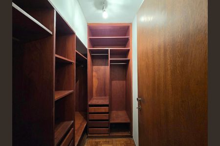 Apartamento para alugar com 139m², 3 quartos e 1 vaga Apartamento para alugar com 139m², 3 quartos e 1 vagaCloset da suíte