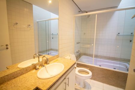 Apartamento para alugar com 130m², 2 quartos e 2 vagas Apartamento para alugar com 130m², 2 quartos e 2 vagasBanheiro da Suíte 2