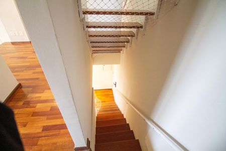 Apartamento para alugar com 130m², 2 quartos e 2 vagas Apartamento para alugar com 130m², 2 quartos e 2 vagasEscada