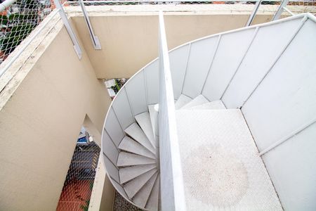 Apartamento para alugar com 130m², 2 quartos e 2 vagas Apartamento para alugar com 130m², 2 quartos e 2 vagasEscada