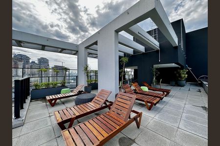 Studio para alugar com 28m², 1 quarto e 1 vaga Studio para alugar com 28m², 1 quarto e 1 vagaPiscina