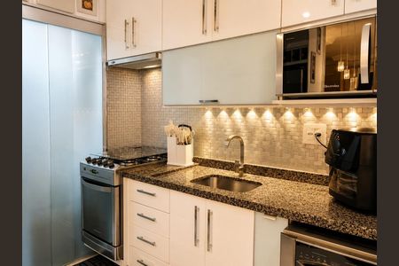 Cozinha de apartamento à venda com 2 quartos, 76m² em Vila Invernada, São Paulo
