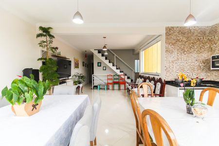 Casa para alugar com 370m², 5 quartos e 4 vagas Casa para alugar com 370m², 5 quartos e 4 vagasSala/Cozinha