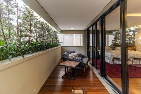 Apartamento à venda com 452m², 3 quartos e 4 vagas Apartamento à venda com 452m², 3 quartos e 4 vagasVaranda da Suíte 3