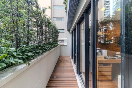 Apartamento à venda com 452m², 3 quartos e 4 vagas Apartamento à venda com 452m², 3 quartos e 4 vagasVaranda da Suíte 2