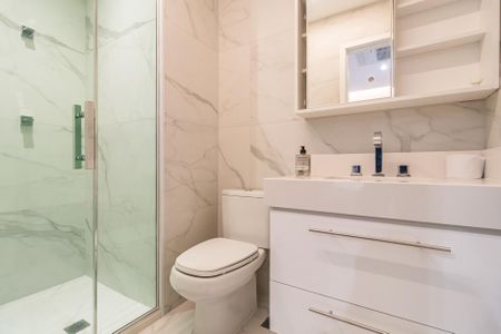 Apartamento à venda com 122m², 2 quartos e 2 vagas Apartamento à venda com 122m², 2 quartos e 2 vagasBanheiro da Suíte 1