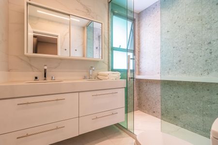 Apartamento à venda com 122m², 2 quartos e 2 vagas Apartamento à venda com 122m², 2 quartos e 2 vagasBanheiro da Suíte 2