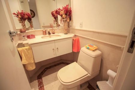 Apartamento à venda com 260m², 6 quartos e 4 vagas Apartamento à venda com 260m², 6 quartos e 4 vagasBanheiro