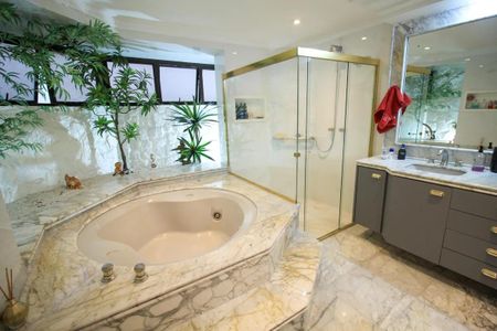 Apartamento à venda com 260m², 6 quartos e 4 vagas Apartamento à venda com 260m², 6 quartos e 4 vagasBanheiro