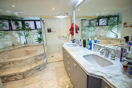 Apartamento à venda com 260m², 6 quartos e 4 vagas Apartamento à venda com 260m², 6 quartos e 4 vagasBanheiro