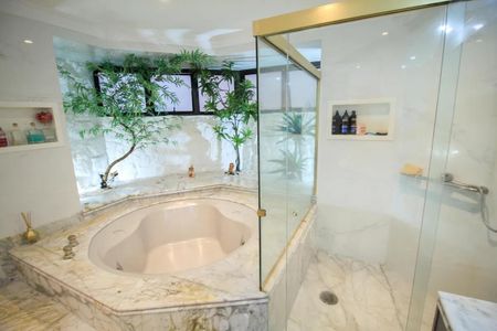 Apartamento à venda com 260m², 6 quartos e 4 vagas Apartamento à venda com 260m², 6 quartos e 4 vagasBanheiro