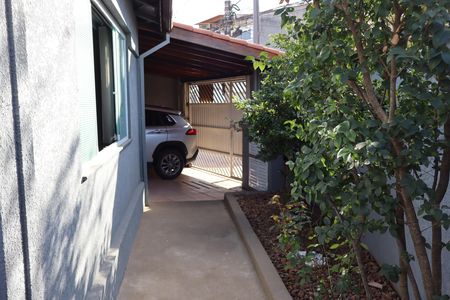 Casa à venda com 295m², 4 quartos e 7 vagasCorredor acesso a Garagem da frente entrada principal 