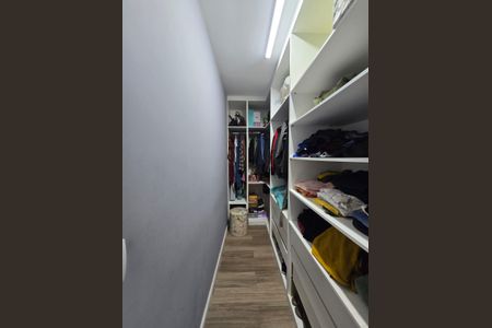 Casa à venda com 295m², 4 quartos e 7 vagas Casa à venda com 295m², 4 quartos e 7 vagasCloset da suíte