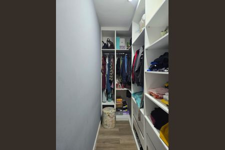 Casa à venda com 295m², 4 quartos e 7 vagas Casa à venda com 295m², 4 quartos e 7 vagasCloset da suíte