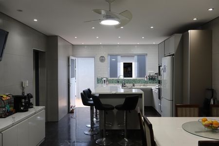 Casa à venda com 295m², 4 quartos e 7 vagasCozinha 