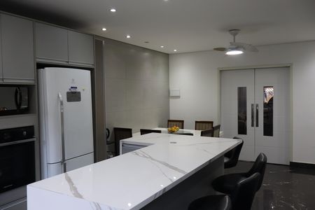Casa à venda com 295m², 4 quartos e 7 vagasCozinha 