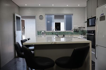 Casa à venda com 295m², 4 quartos e 7 vagasCozinha 