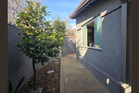 Casa à venda com 295m², 4 quartos e 7 vagas Casa à venda com 295m², 4 quartos e 7 vagasCorredor acesso a Garagem da frente entrada principal