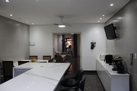 Casa à venda com 295m², 4 quartos e 7 vagasCozinha 