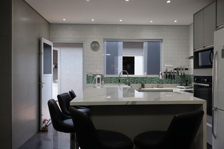 Casa à venda com 295m², 4 quartos e 7 vagasCozinha 