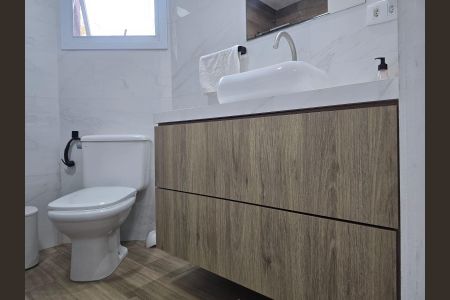 Casa à venda com 295m², 4 quartos e 7 vagas Casa à venda com 295m², 4 quartos e 7 vagasBanheiro da Suíte