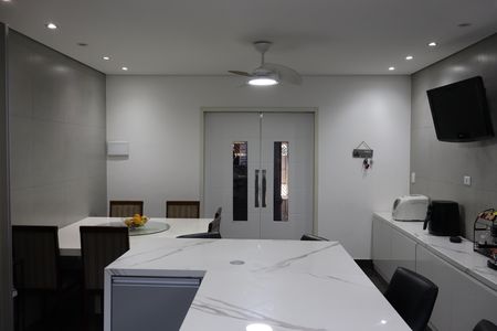 Casa à venda com 295m², 4 quartos e 7 vagasCozinha 