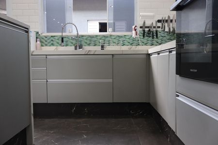 Casa à venda com 295m², 4 quartos e 7 vagasCozinha 