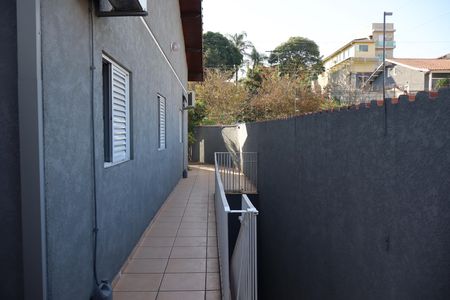 Casa à venda com 295m², 4 quartos e 7 vagasCorredor acesso a Garagem da frente entrada principal 
