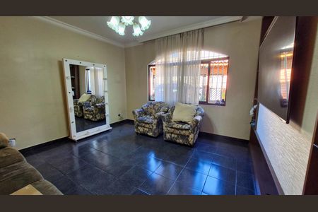 Sala  de casa à venda com 3 quartos, 120m² em Jardim Kika, São Paulo