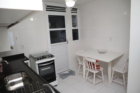 Casa à venda com 127m², 4 quartos e 2 vagascozinha