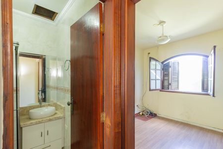 Casa à venda com 250m², 6 quartos e 3 vagas Casa à venda com 250m², 6 quartos e 3 vagasQuarto 4