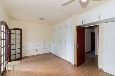 Casa à venda com 250m², 6 quartos e 3 vagas Casa à venda com 250m², 6 quartos e 3 vagasQuarto Superior Frontal