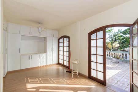 Casa à venda com 250m², 6 quartos e 3 vagas Casa à venda com 250m², 6 quartos e 3 vagasQuarto Superior Frontal