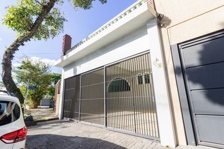 Casa à venda com 250m², 6 quartos e 3 vagas Casa à venda com 250m², 6 quartos e 3 vagasFachada