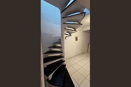 Casa à venda com 128m², 3 quartos e 2 vagas Casa à venda com 128m², 3 quartos e 2 vagasEscada