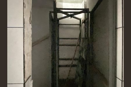 Casa à venda com 600m², 6 quartos e 2 vagas Casa à venda com 600m², 6 quartos e 2 vagasQuarto 6 - Elevador