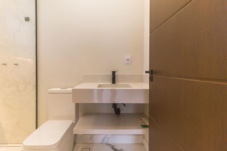 Casa de condomínio para alugar com 260m², 3 quartos e 5 vagasBanheiro da Suíte 2