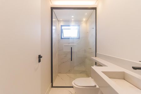 Casa de condomínio para alugar com 270m², 3 quartos e 4 vagasBanheiro da Suíte 2