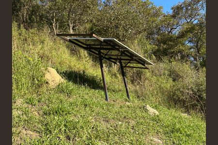 Casa à venda com 1000m², 2 quartos e 10 vagas Casa à venda com 1000m², 2 quartos e 10 vagasPlaca de captação de energia solar