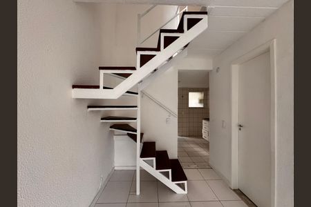 Casa de condomínio para alugar com 68m², 2 quartos e 1 vaga Casa de condomínio para alugar com 68m², 2 quartos e 1 vagaEscada