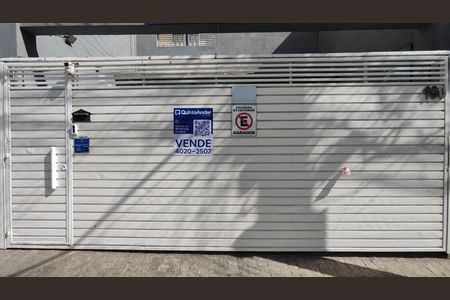 Casa à venda com 240m², 6 quartos e 2 vagas Casa à venda com 240m², 6 quartos e 2 vagasFachada