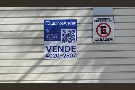 Casa à venda com 240m², 6 quartos e 2 vagas Casa à venda com 240m², 6 quartos e 2 vagasFachada