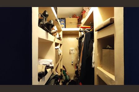 Casa à venda com 240m², 6 quartos e 2 vagas Casa à venda com 240m², 6 quartos e 2 vagasCloset da suíte 1