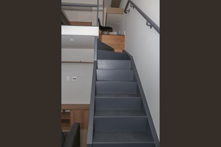 Escada de kitnet/studio para alugar com 1 quarto, 45m² em Perdizes, São Paulo