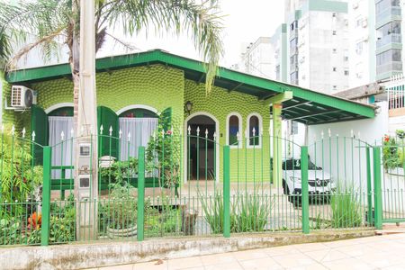 Casa para alugar com 220m², 3 quartos e 1 vaga Casa para alugar com 220m², 3 quartos e 1 vagaFachada
