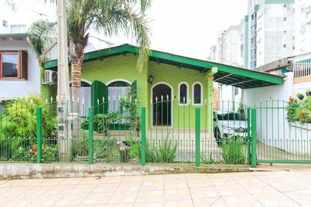 Casa para alugar com 220m², 3 quartos e 1 vaga Casa para alugar com 220m², 3 quartos e 1 vagaFachada